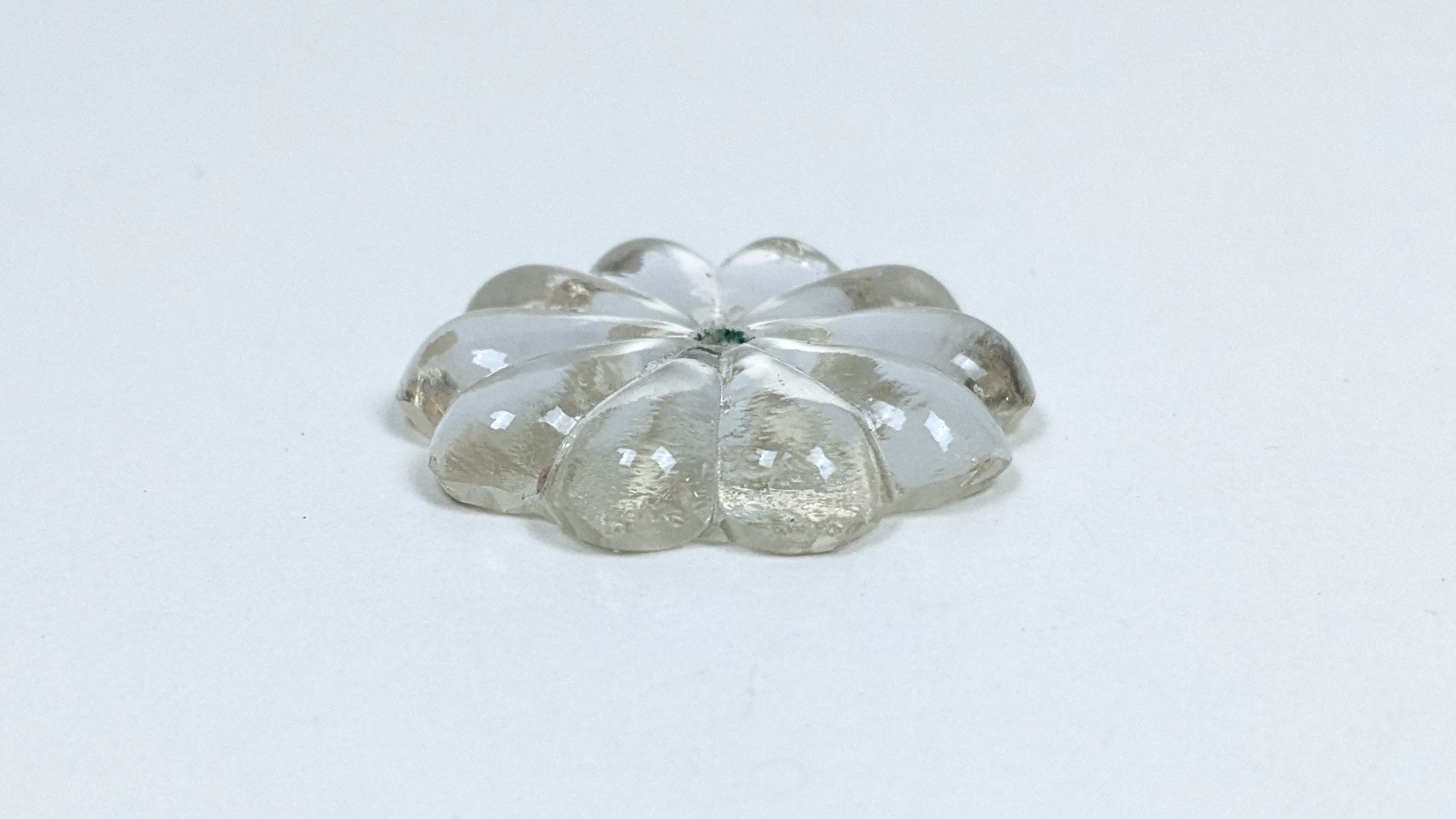 Antik Krystal prisme. Ca. 1850-1950. Lysekrone. Marguerit. 1 side flad bagside. Ø30 mm