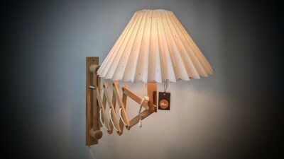 Laurits Knudsen design 1970. Professionelt restaureret. Ny skærm og nyt el. Fyrtræ