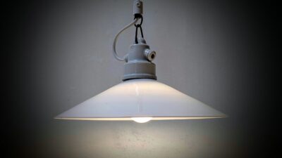 Holmegaard antik skomager pendel. Ø26,8 - 6,2 cmH. Porcelæn. Fra 1920.