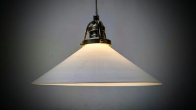 Holmegaard antik skomager pendel. Ø26,6 , 9,4 cmH. Messing. Fra 1920.