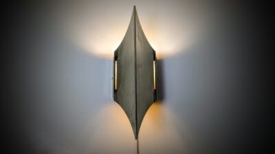 Bent Karlby væglampe for LYFA – dansk modernisme i messing – Gotham City lampe. 2020. Poleret udgave