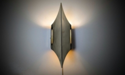 Bent Karlby væglampe for LYFA – dansk modernisme i messing – Gotham City lampe. 2020. Poleret udgave