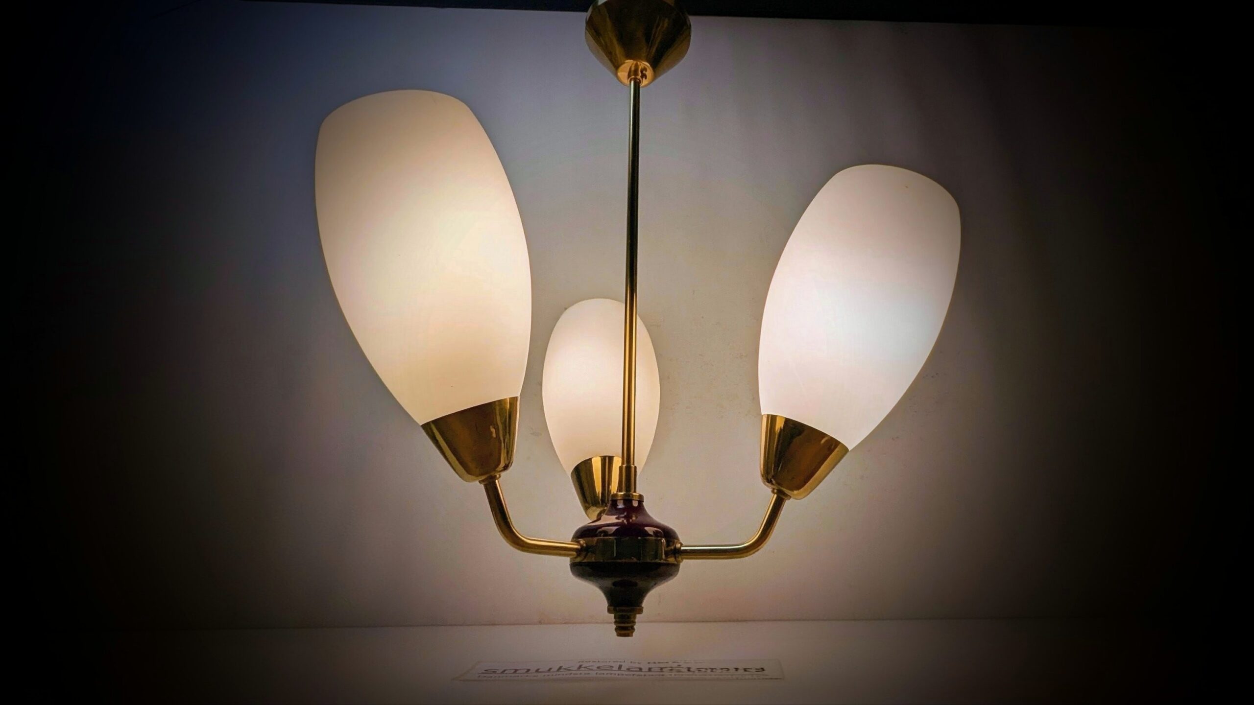 Dansk Mid-Century lysekrone i messing og opalglas – unika Møller redesign 1950’er. Pickup only
