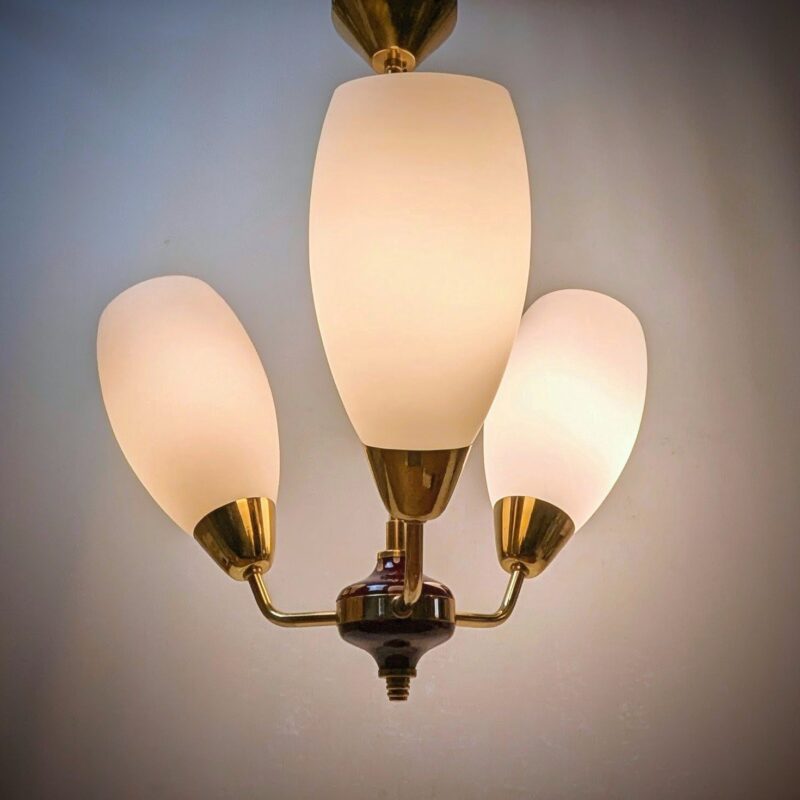 Dansk Mid-Century lysekrone i messing og opalglas – unika Møller redesign 1950’er. Pickup only