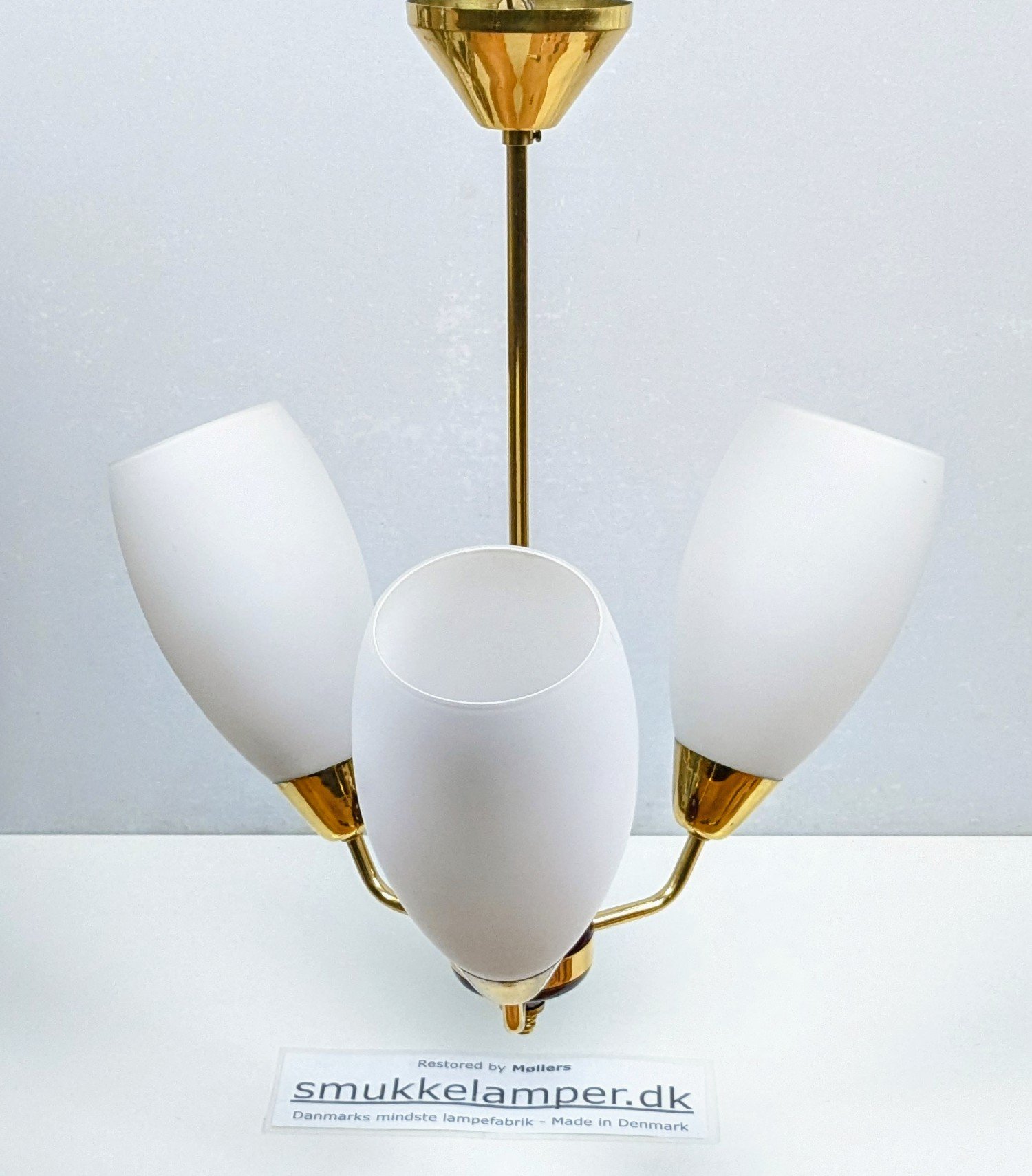 Dansk Mid-Century lysekrone i messing og opalglas – unika Møller redesign 1950’er. Pickup only