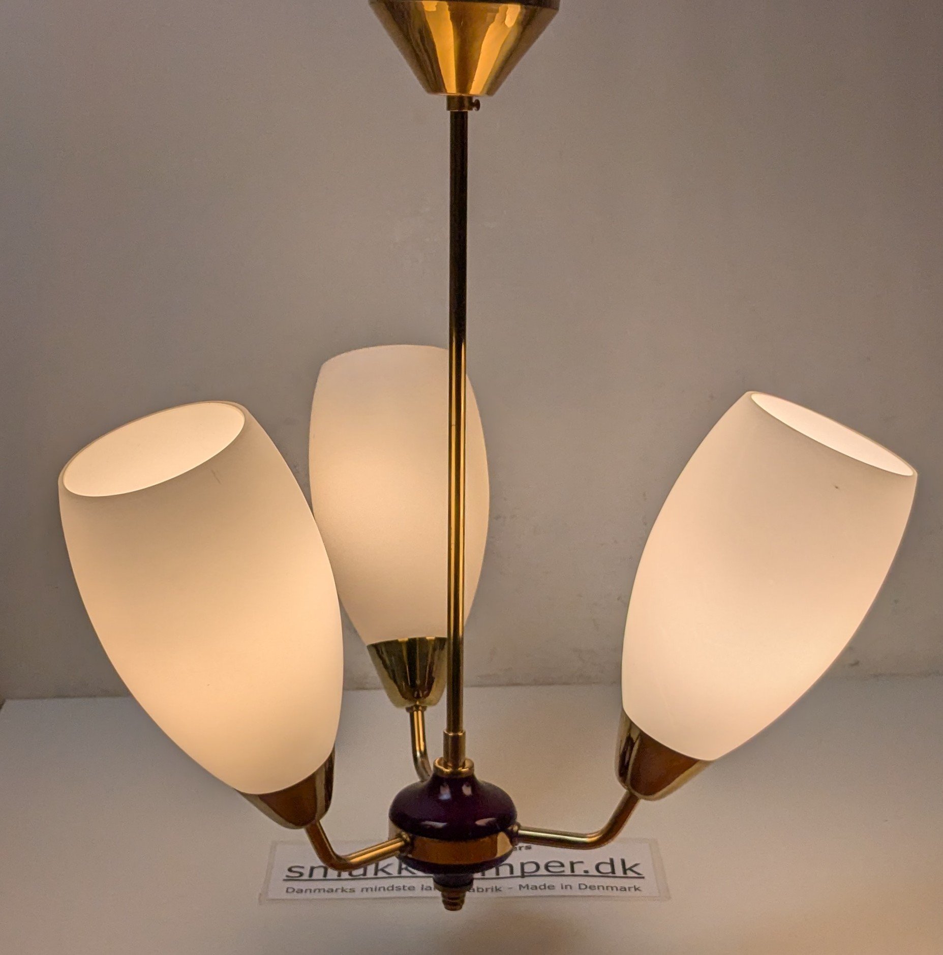 Dansk Mid-Century lysekrone i messing og opalglas – unika Møller redesign 1950’er. Pickup only