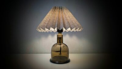 Sjælden Meteor bordlampe i glas fra 1974. Nyt el og ny skærm. Fyens Glasværk. Michael Bang.