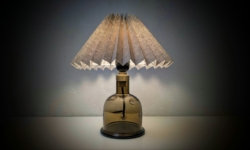 Sjælden Meteor bordlampe i glas fra 1974. Nyt el og ny skærm. Fyens Glasværk. Michael Bang.