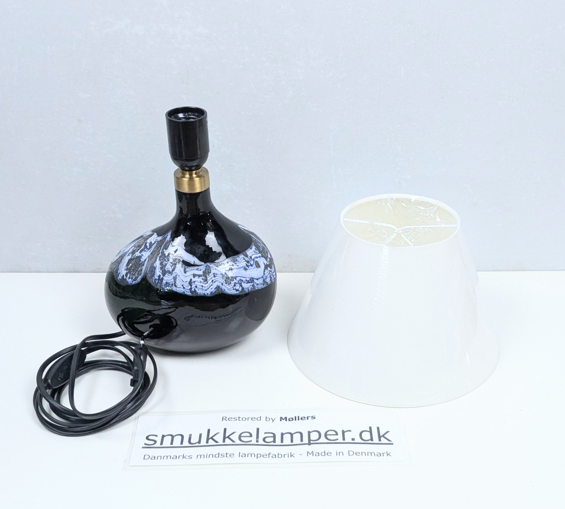 Sjælden Asymmetrisk bordlampe i mørk grøn glas fra 1973. Nyt el/skærm. Fyens Glasværk. Michael Bang.