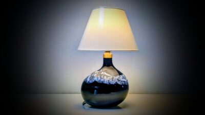 Sjælden Asymmetrisk bordlampe i mørk grøn glas fra 1973. Nyt el/skærm. Fyens Glasværk. Michael Bang.