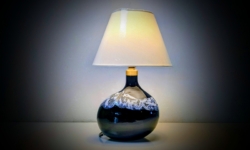 Sjælden Asymmetrisk bordlampe i mørk grøn glas fra 1973. Nyt el/skærm. Fyens Glasværk. Michael Bang.