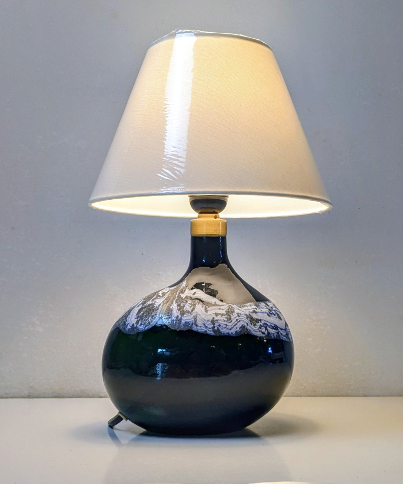 Sjælden Asymmetrisk bordlampe i mørk grøn glas fra 1973. Nyt el/skærm. Fyens Glasværk. Michael Bang.