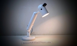 Ikea stil ikon Giraf bordlampe. Model Krux. 38 cm høj. Hvid