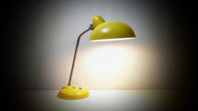 Autentisk gul industri Bordlampe fra ca. 1950 – Industrielt Design, Delvist nyt el. Helo