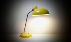 Autentisk gul industri Bordlampe fra ca. 1950 – Industrielt Design, Delvist nyt el. Helo