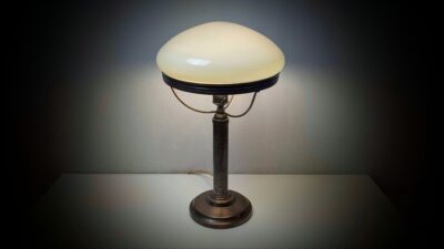 Klassisk antik Strindberg Bankier bordlampe med opalglas fra 1920. professionelt restaureret.