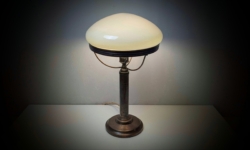 Klassisk antik Strindberg Bankier bordlampe med opalglas fra 1920. professionelt restaureret.