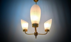 Élégance Scandinave – Lysekrone i dansk designtradition med raffineret elegance. 1950.