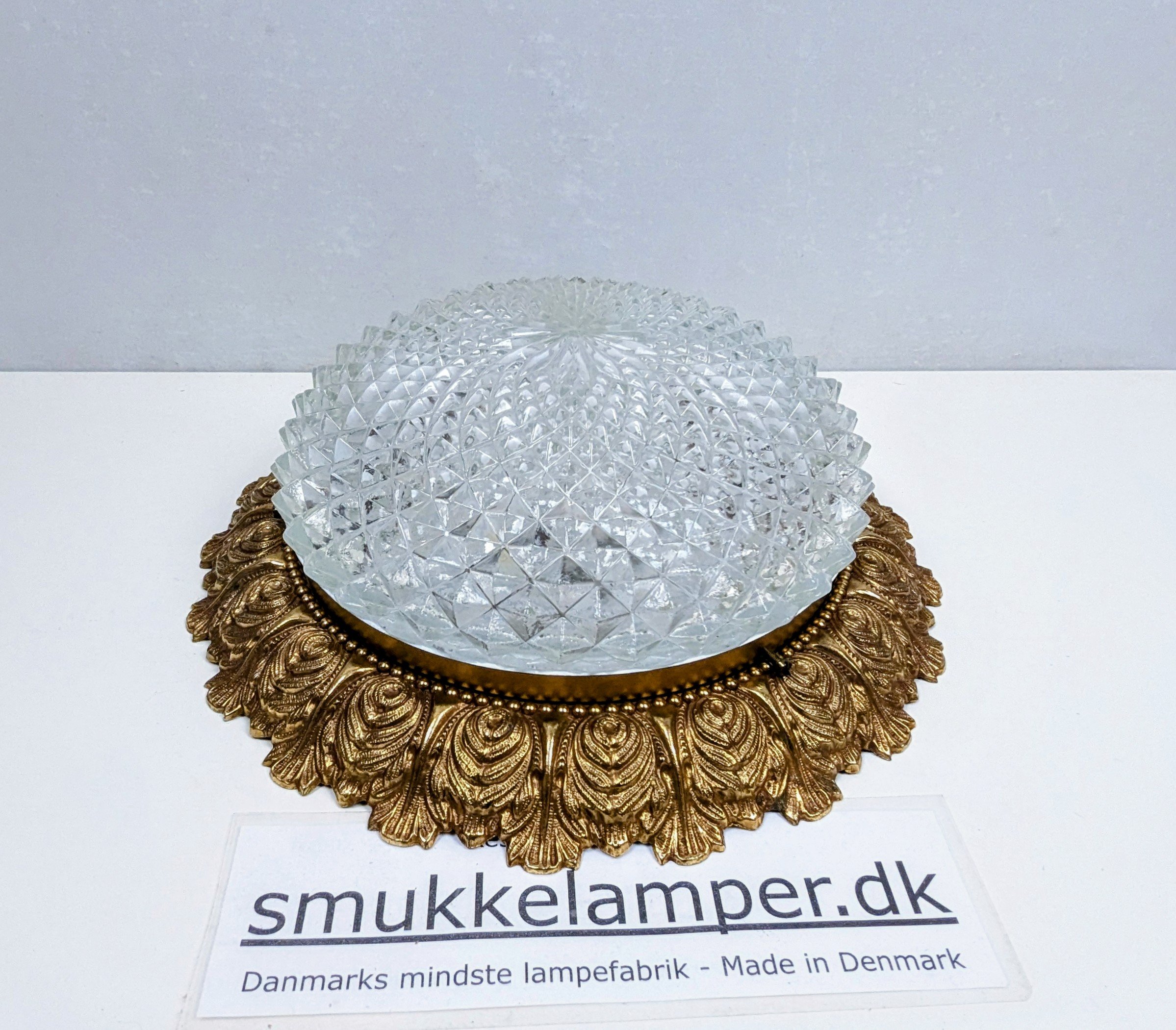 Élégance Classique – Fransk inspireret plafond i messing og facet presset glas, ca. 1960. Ø35. Til loft eller væg.