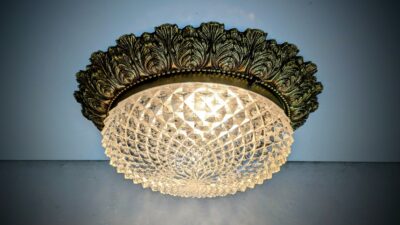 Élégance Classique – Fransk inspireret plafond i messing og facet presset glas, ca. 1960. Ø35. Til loft eller væg.