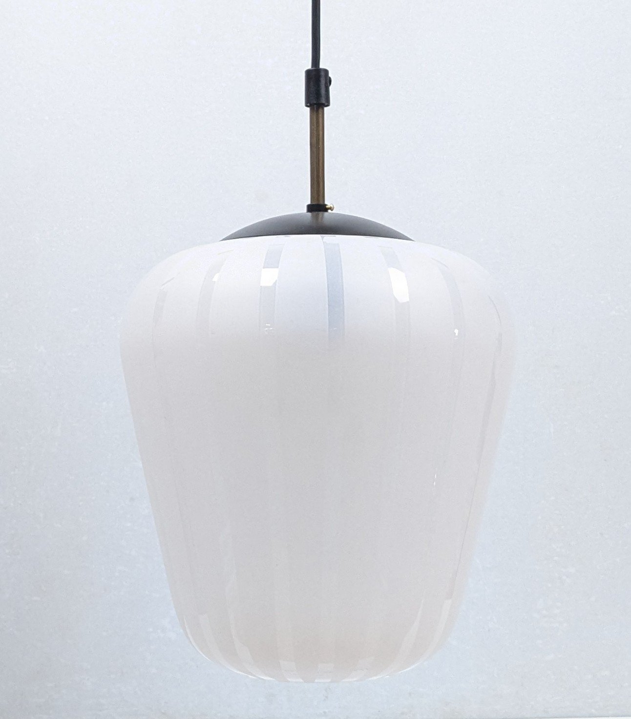 Storslået skandinavisk elegance – slebet glas pendel i messing | 1950’er funkis design
