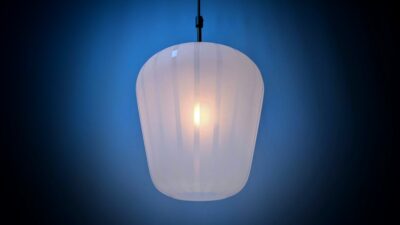 Storslået skandinavisk elegance – slebet glas pendel i messing | 1950’er funkis design