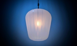 Storslået skandinavisk elegance – slebet glas pendel i messing | 1950’er funkis design