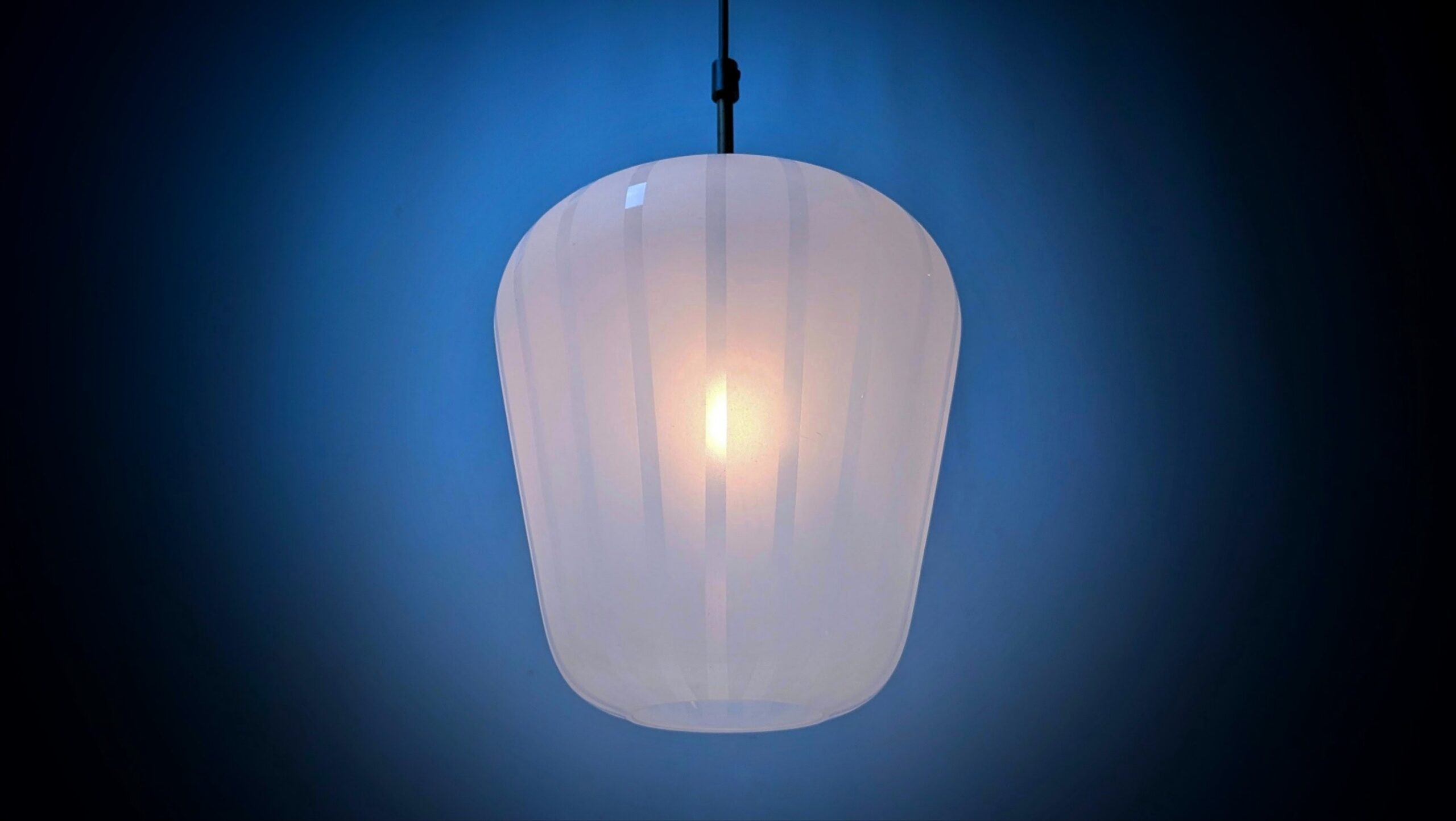 Storslået skandinavisk elegance – slebet glas pendel i messing | 1950’er funkis design
