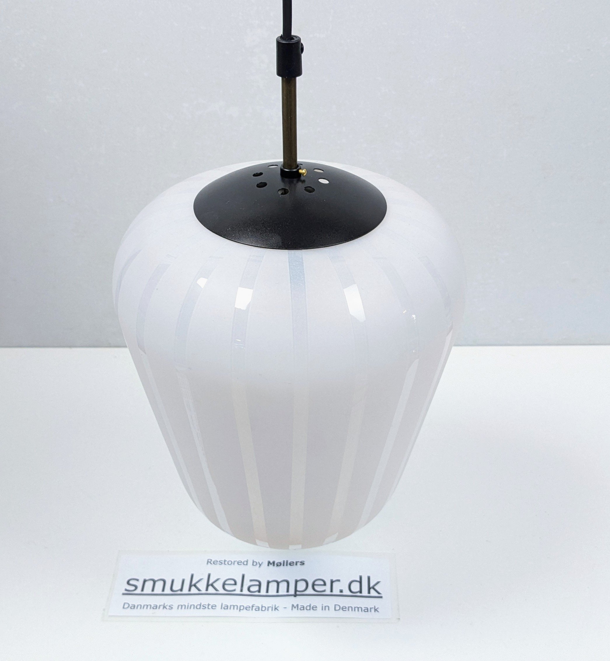 Storslået skandinavisk elegance – slebet glas pendel i messing | 1950’er funkis design