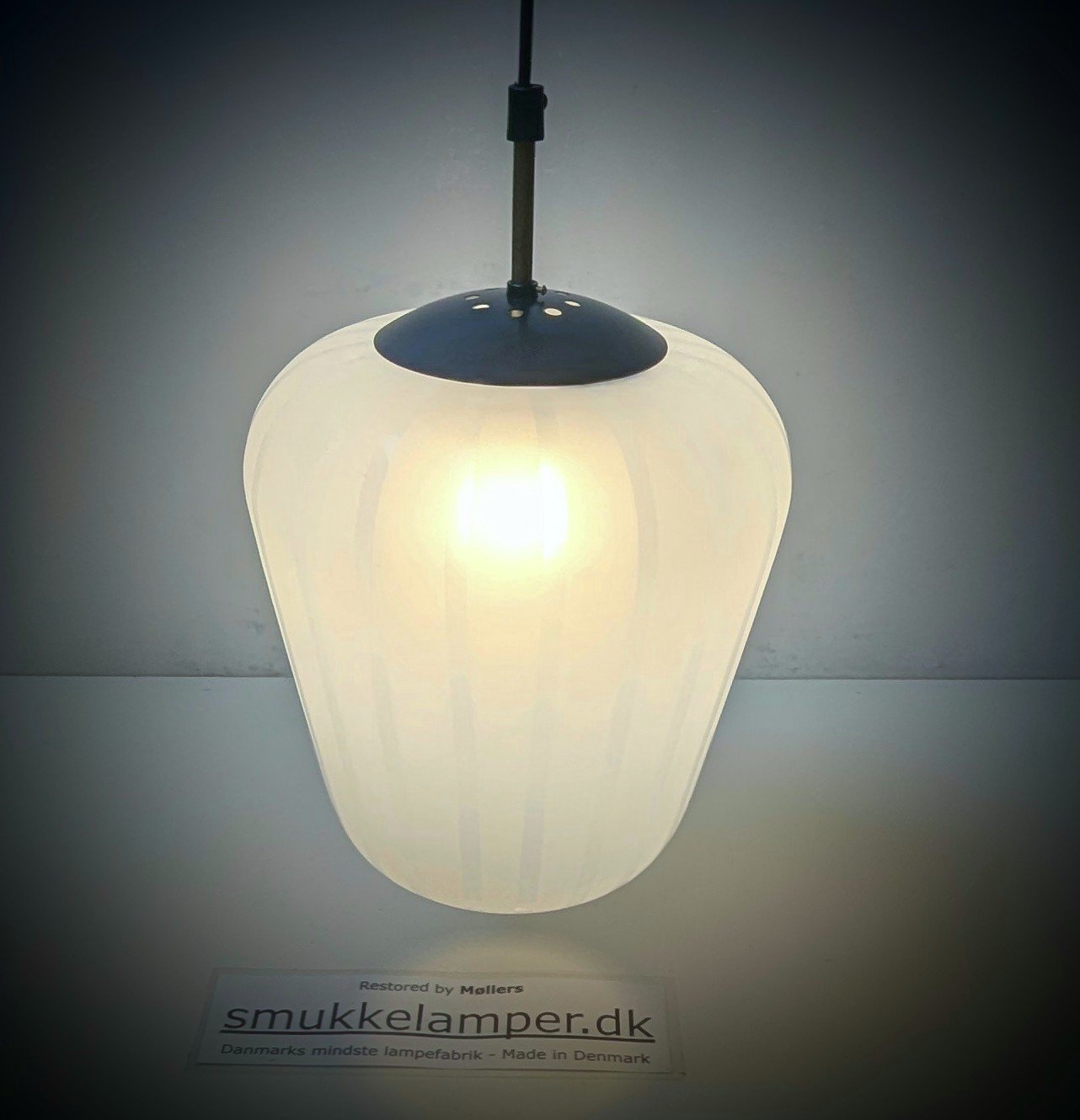 Storslået skandinavisk elegance – slebet glas pendel i messing | 1950’er funkis design