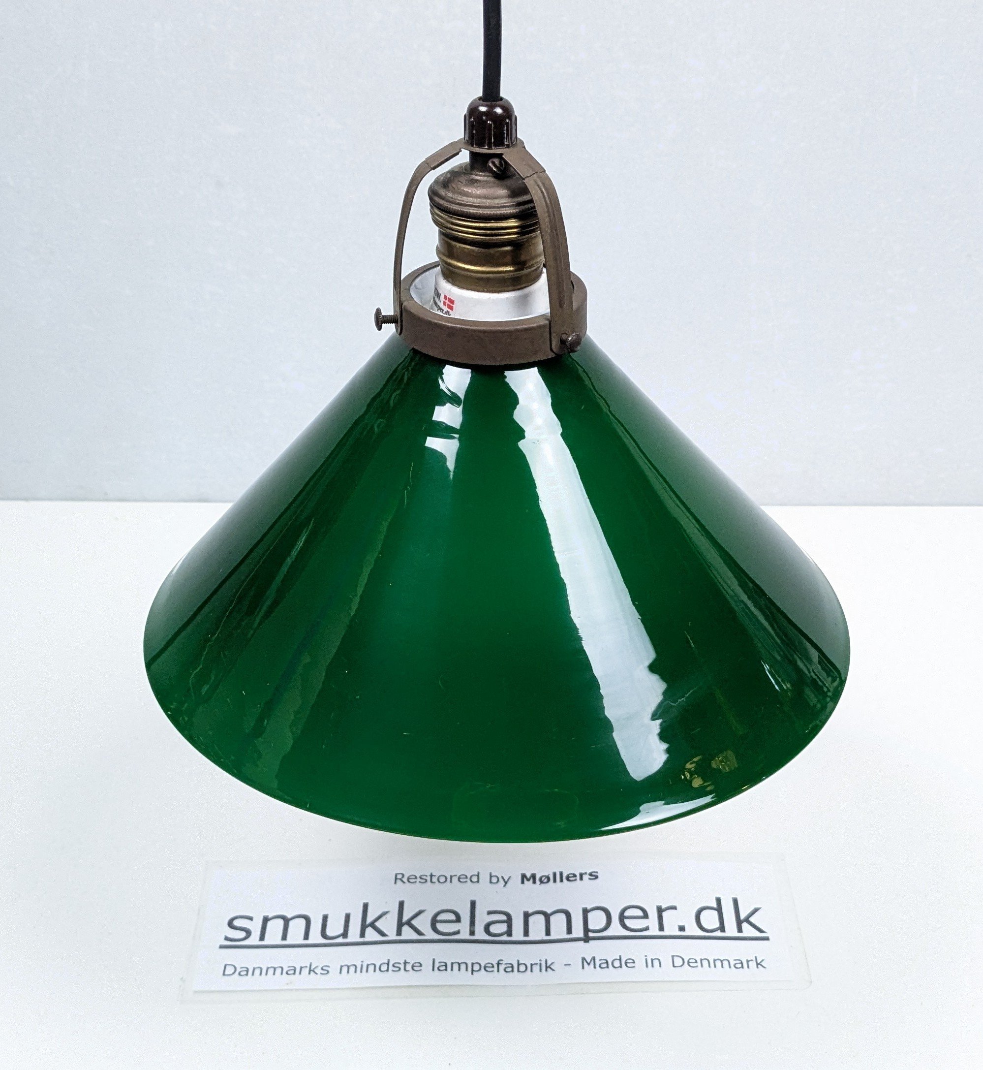 Holmegaard grøn antik skomager pendel. Ø25,7 , 13 cmH. Messing. Fra 1890. Fyens Glasværk