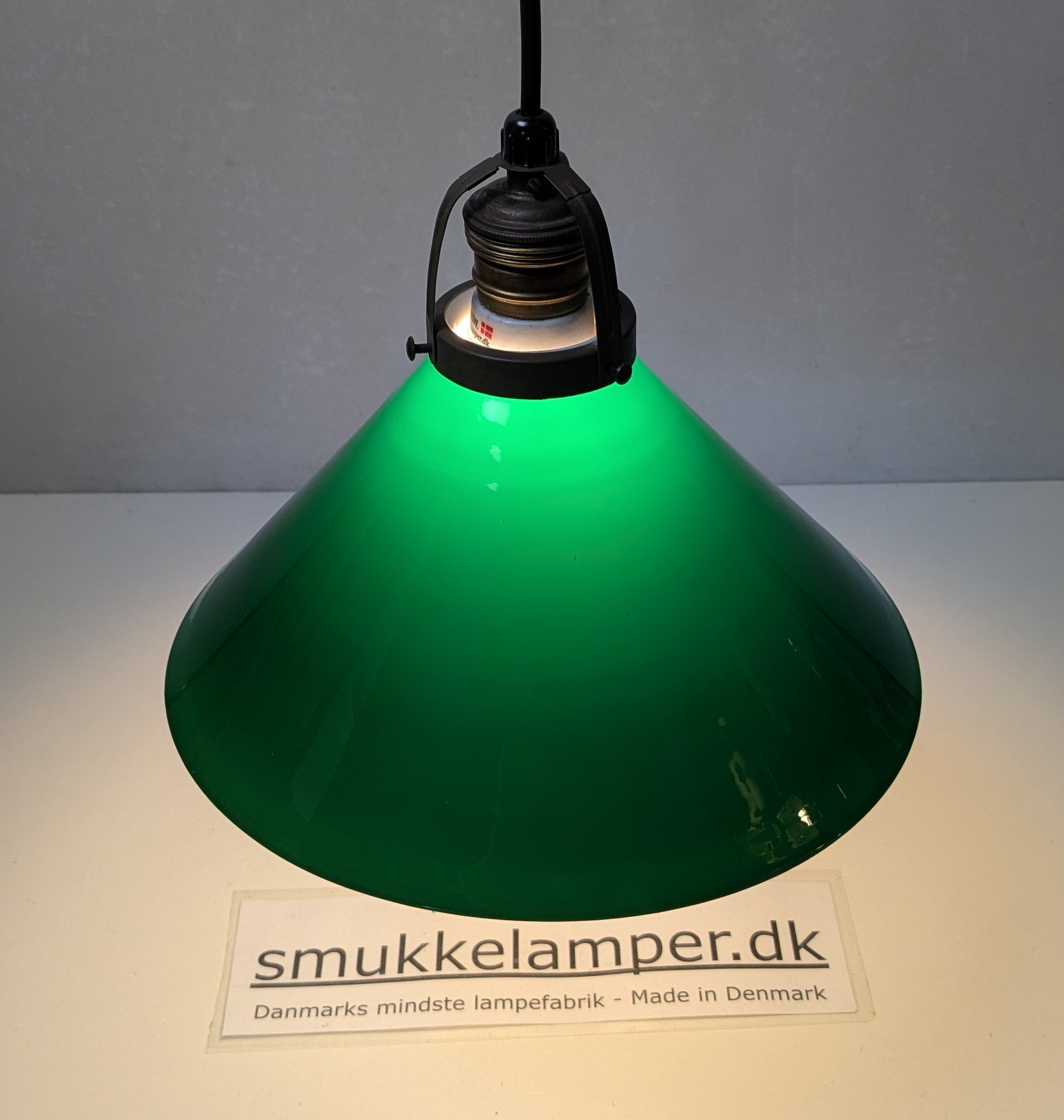 Holmegaard grøn antik skomager pendel. Ø25,7 , 13 cmH. Messing. Fra 1890. Fyens Glasværk