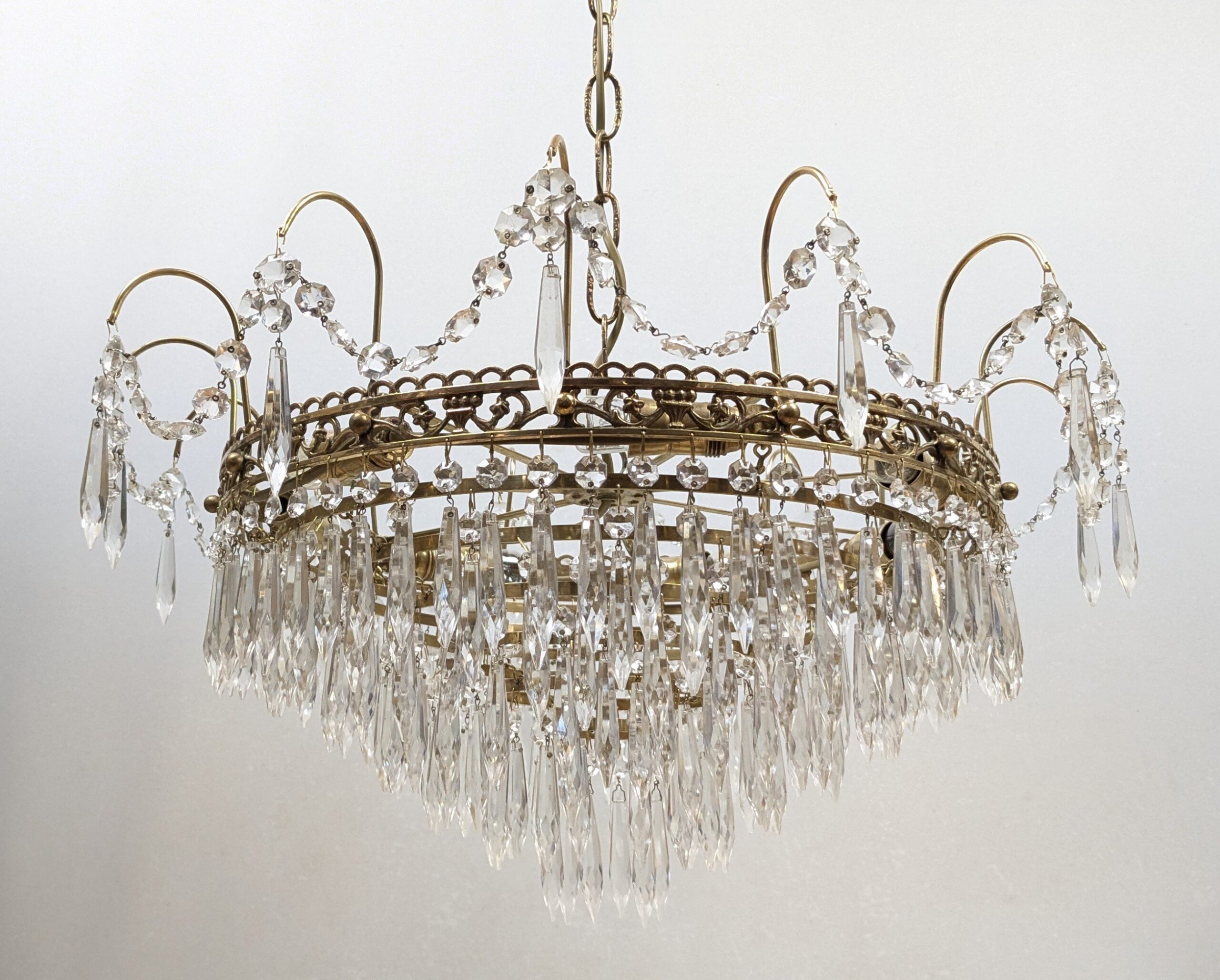 Monumental krystal lysekrone i messing med 530 prismer – europæisk elegance i særklasse. Prof. restaureret. Ø55. Pickup only.