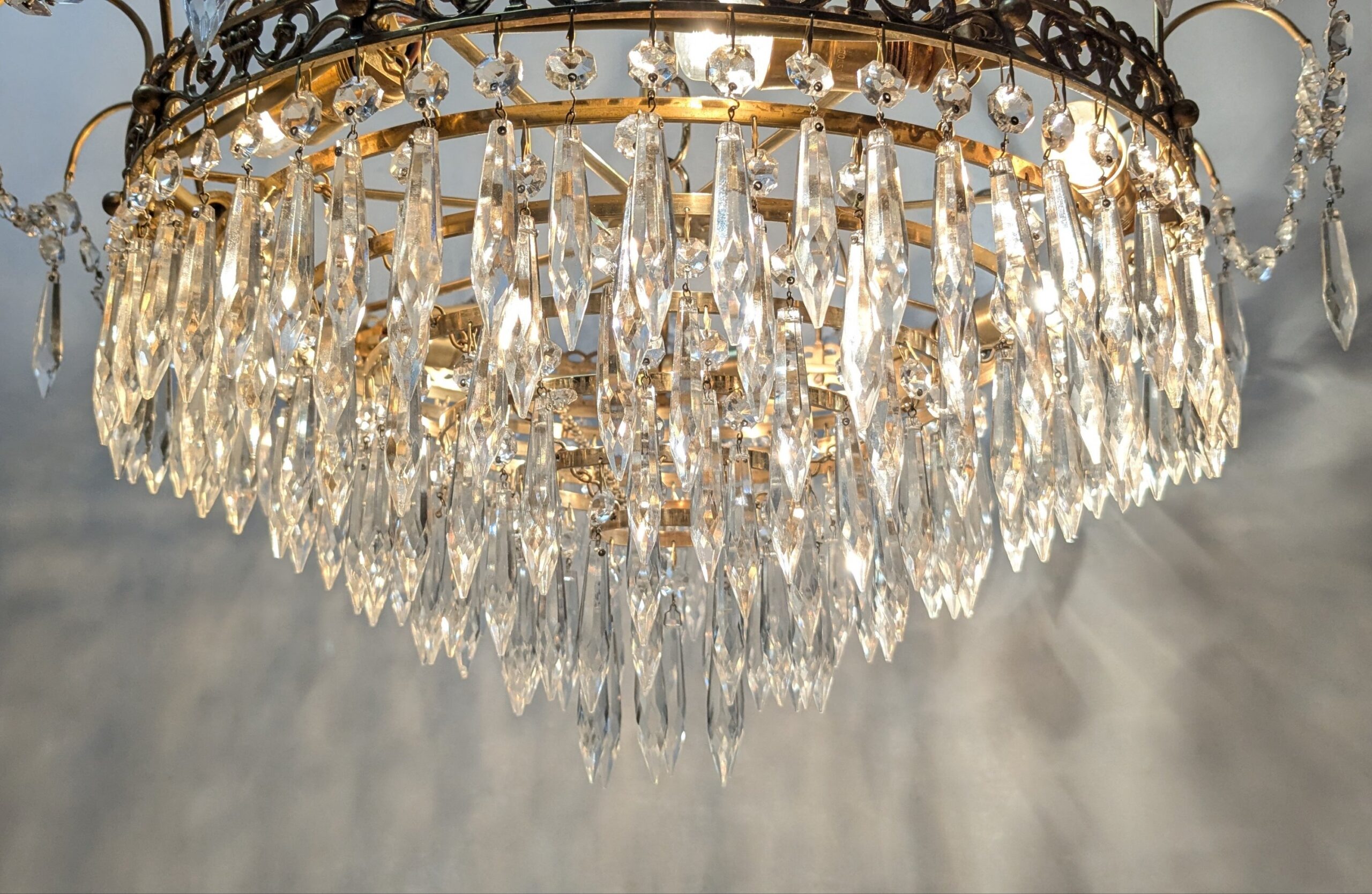 Monumental krystal lysekrone i messing med 530 prismer – europæisk elegance i særklasse. Prof. restaureret. Ø55. Pickup only.