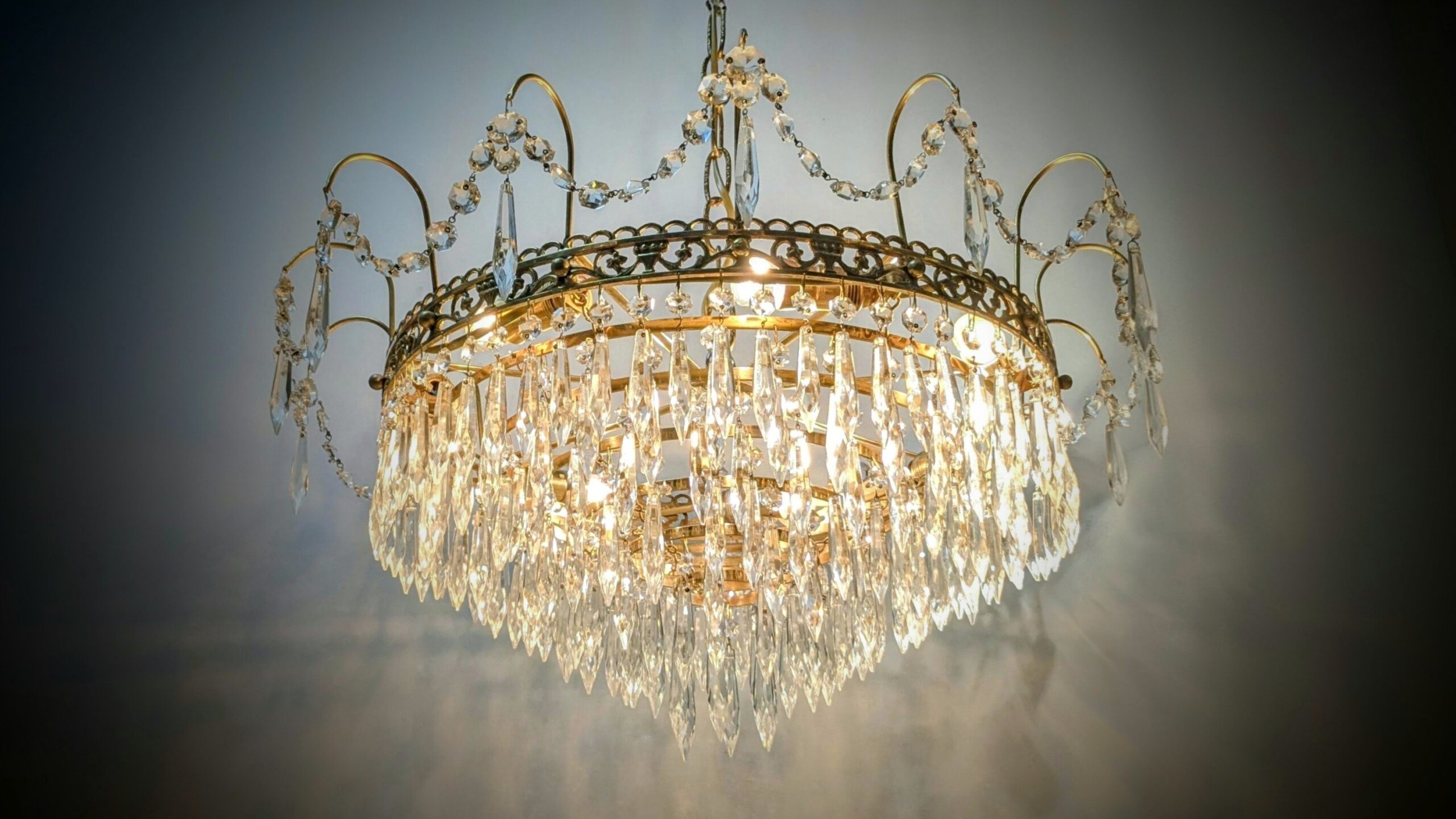 Monumental krystal lysekrone i messing med 530 prismer – europæisk elegance i særklasse. Prof. restaureret. Ø55. Pickup only.