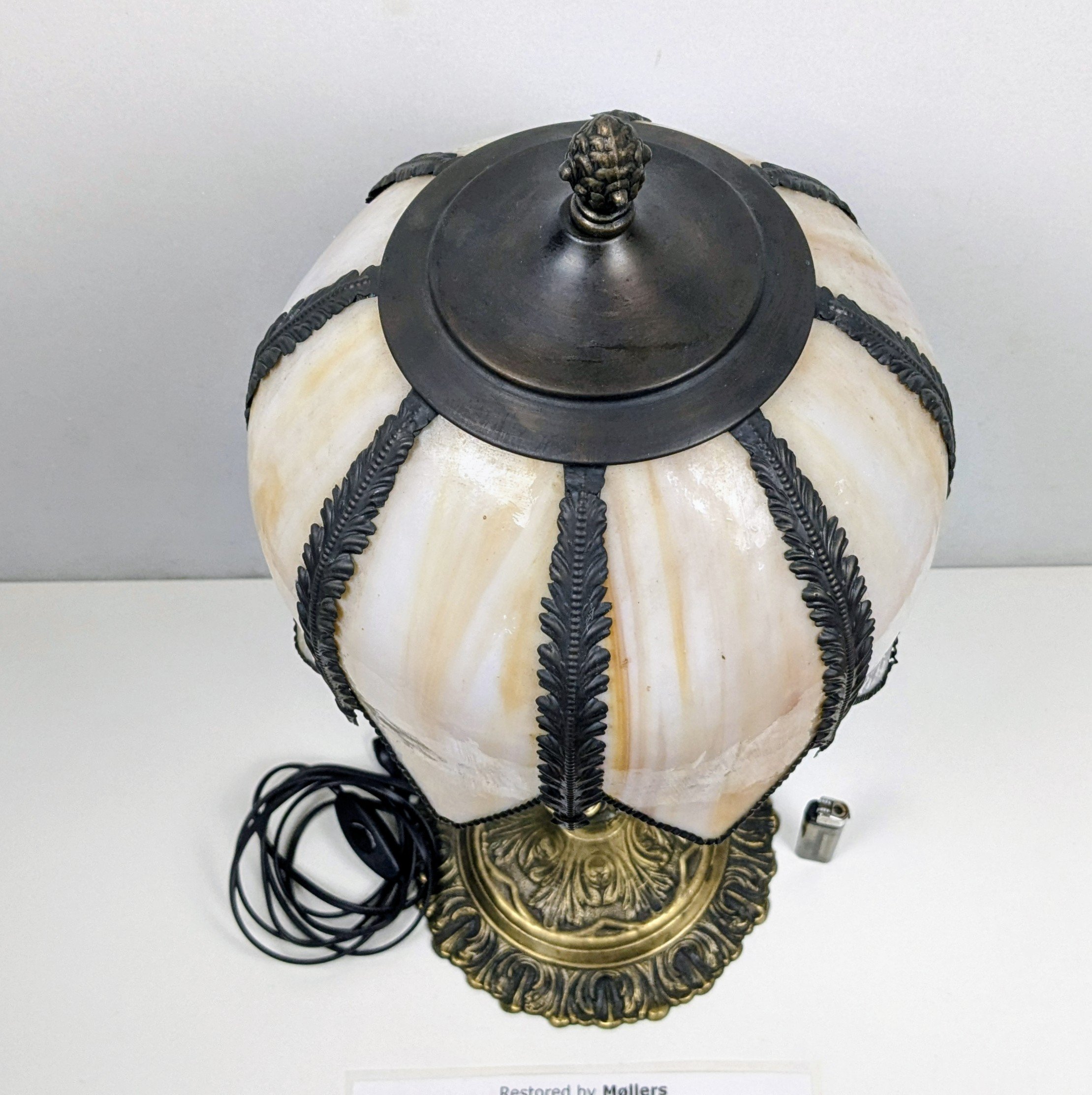 EXCELLENT Svensk Design Bordlampe i Messing & Alabast – Storslået Klassisk Elegance til Entré, Hall eller Stue. 60 cmH