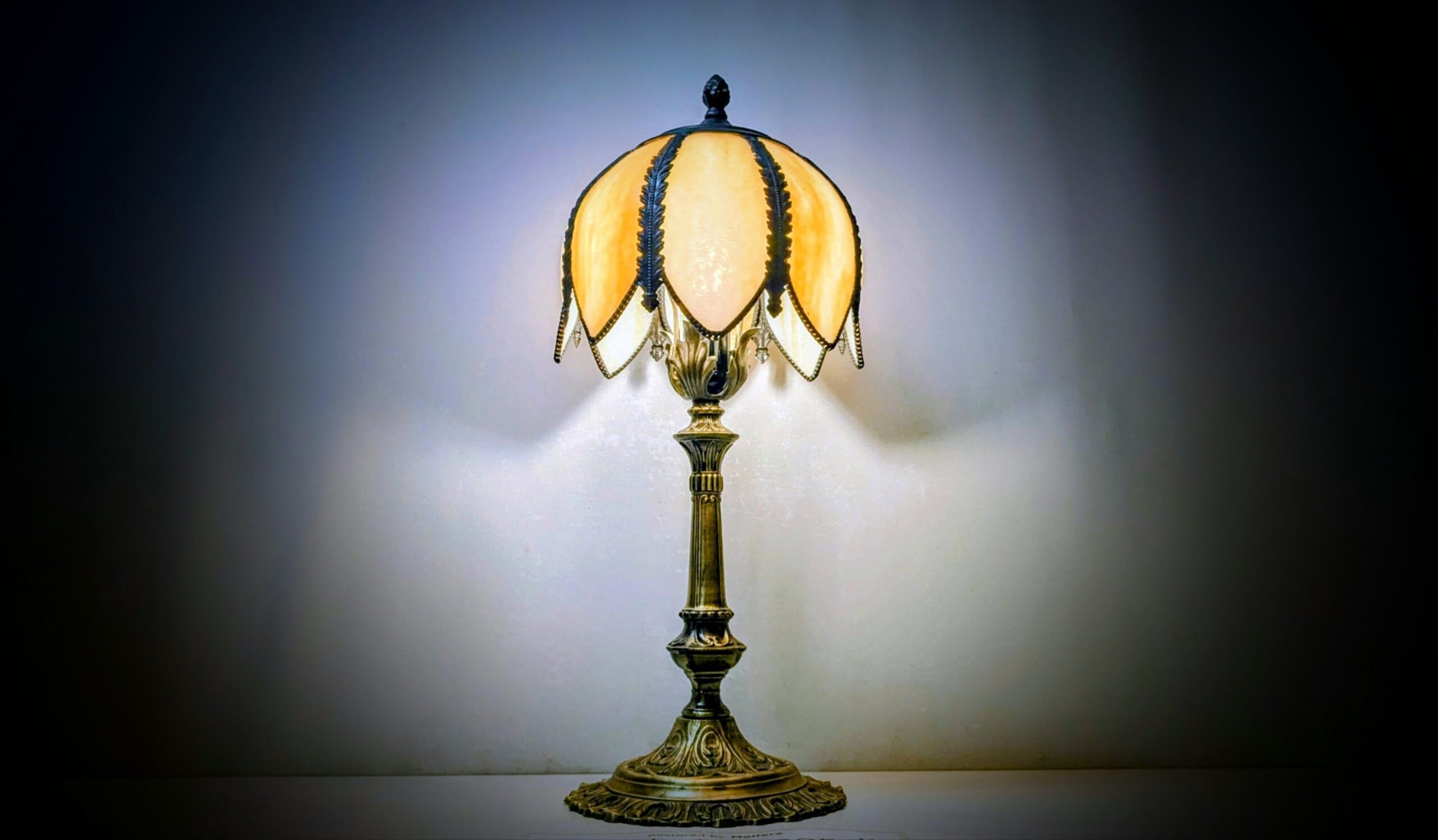 EXCELLENT Svensk Design Bordlampe i Messing & Alabast – Storslået Klassisk Elegance til Entré, Hall eller Stue. 60 cmH