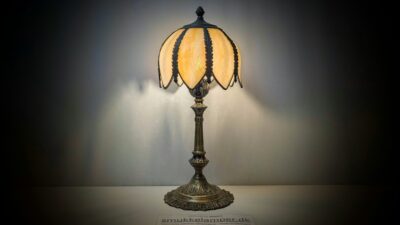 EXCELLENT Svensk Design Bordlampe i Messing & Alabast – Storslået Klassisk Elegance til Entré, Hall eller Stue. 60 cmH