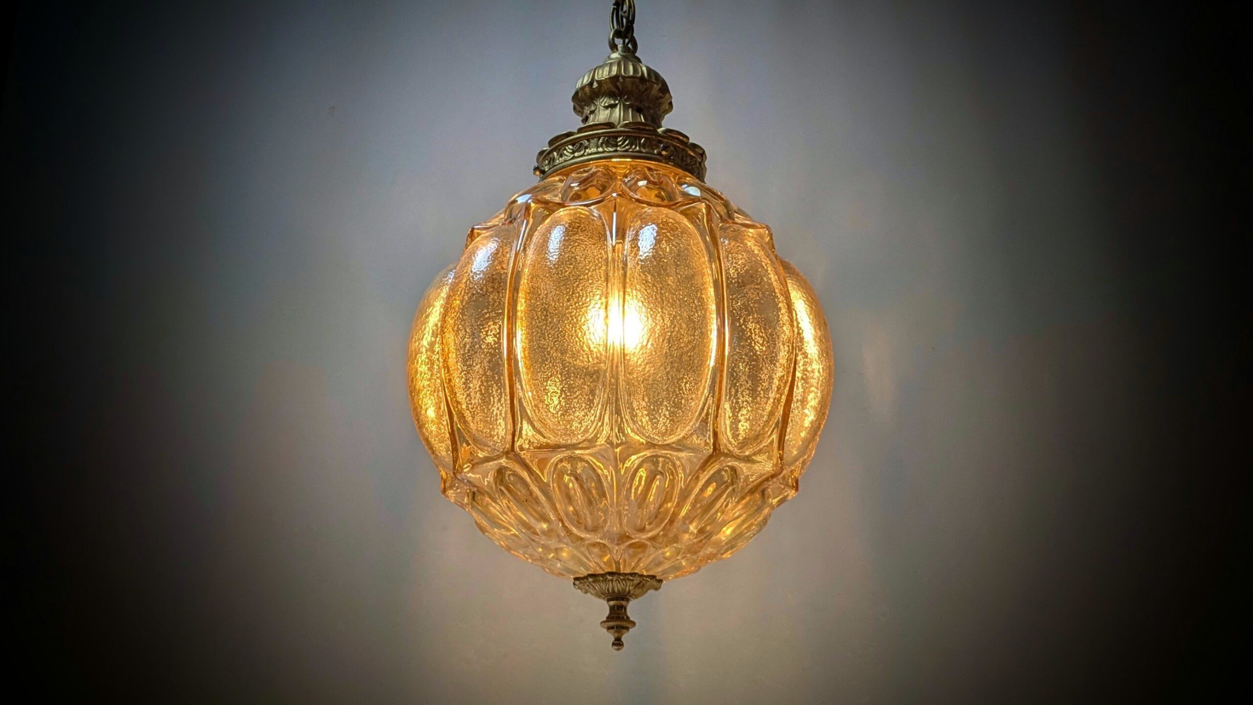 Storslået vintage palæ loftlampe i messing og cognacfarvet glas – 1960’erne. Ø28. 60 cmH