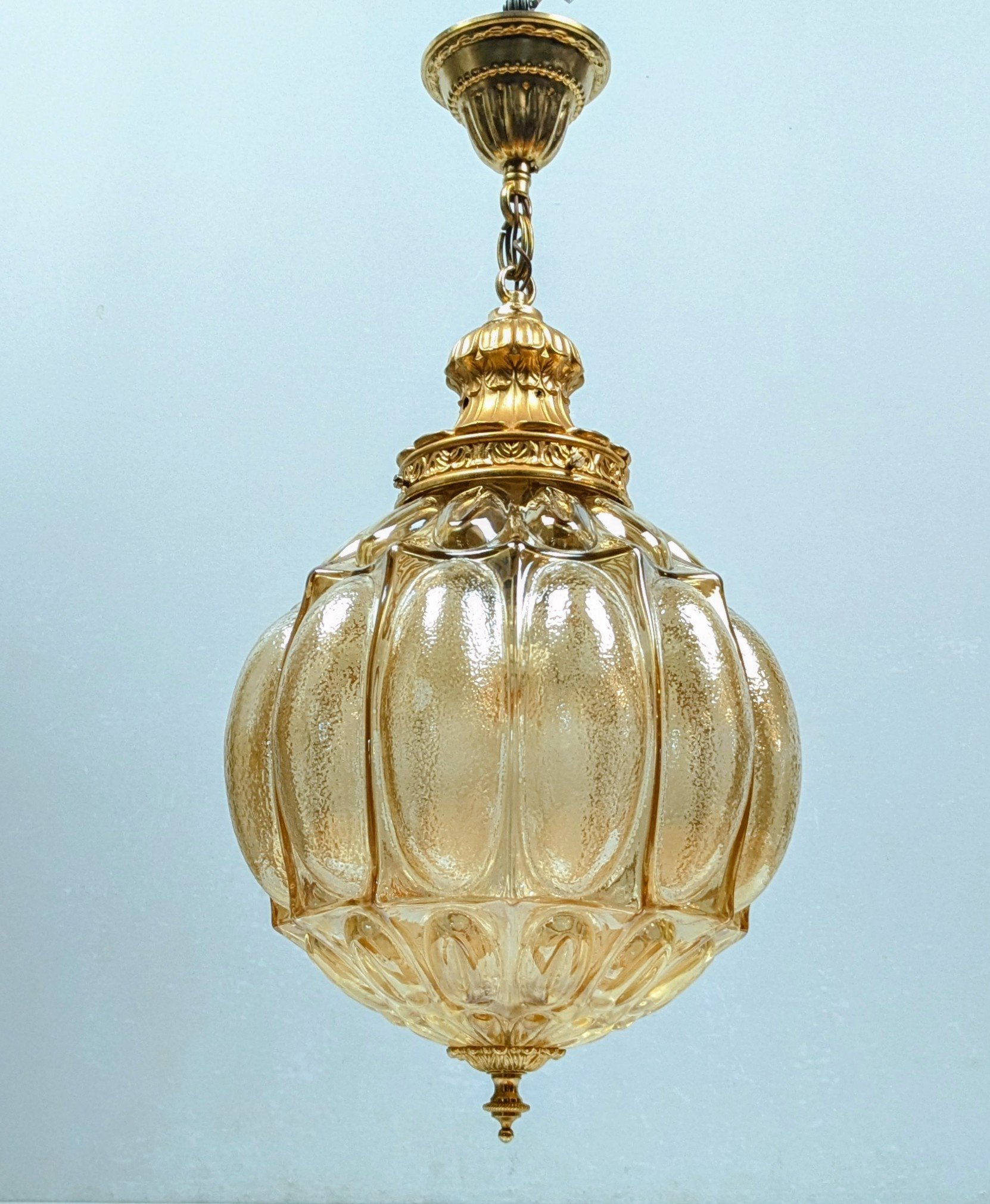 Storslået vintage palæ loftlampe i messing og cognacfarvet glas – 1960’erne. Ø28. 60 cmH