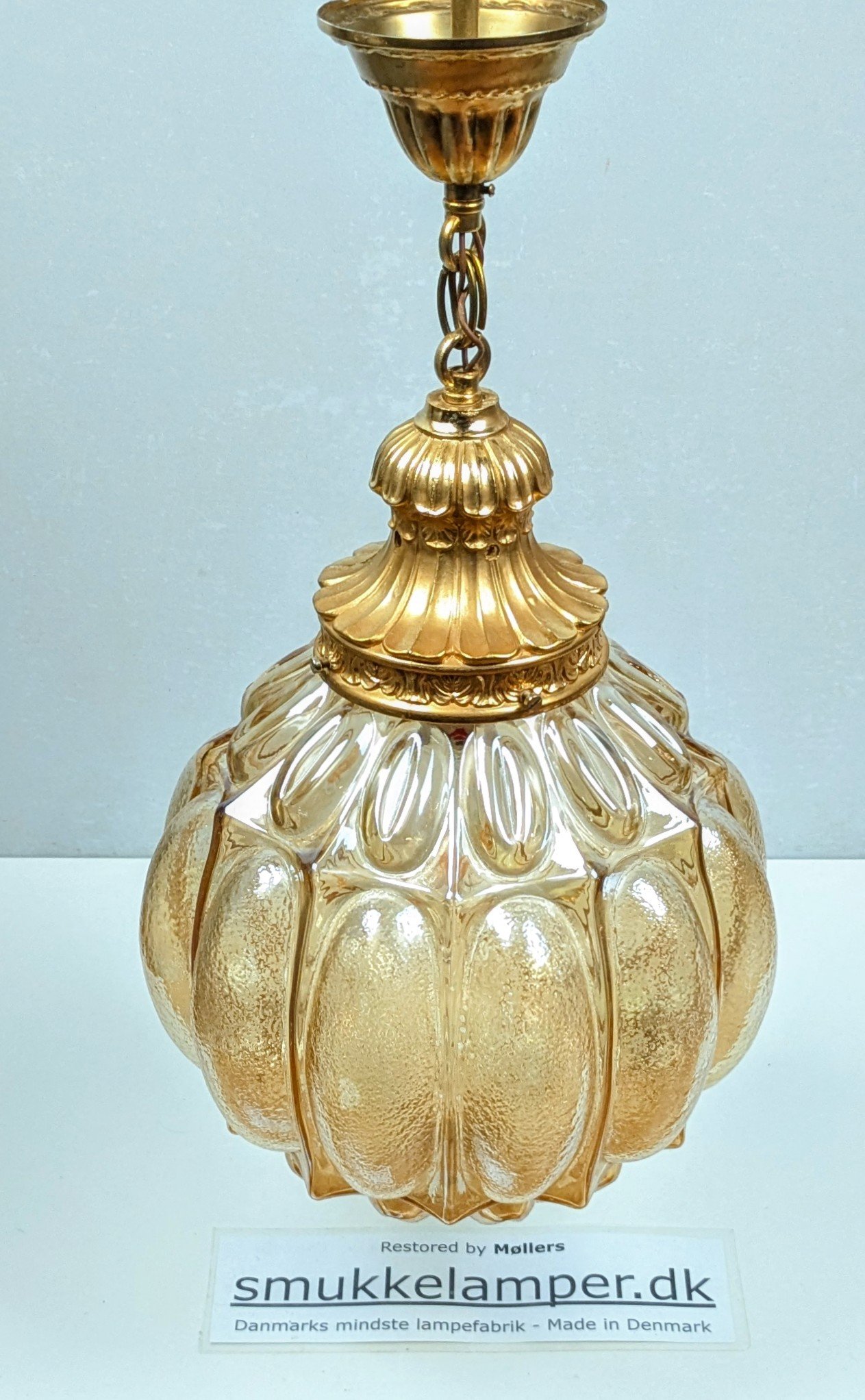 Storslået vintage palæ loftlampe i messing og cognacfarvet glas – 1960’erne. Ø28. 60 cmH