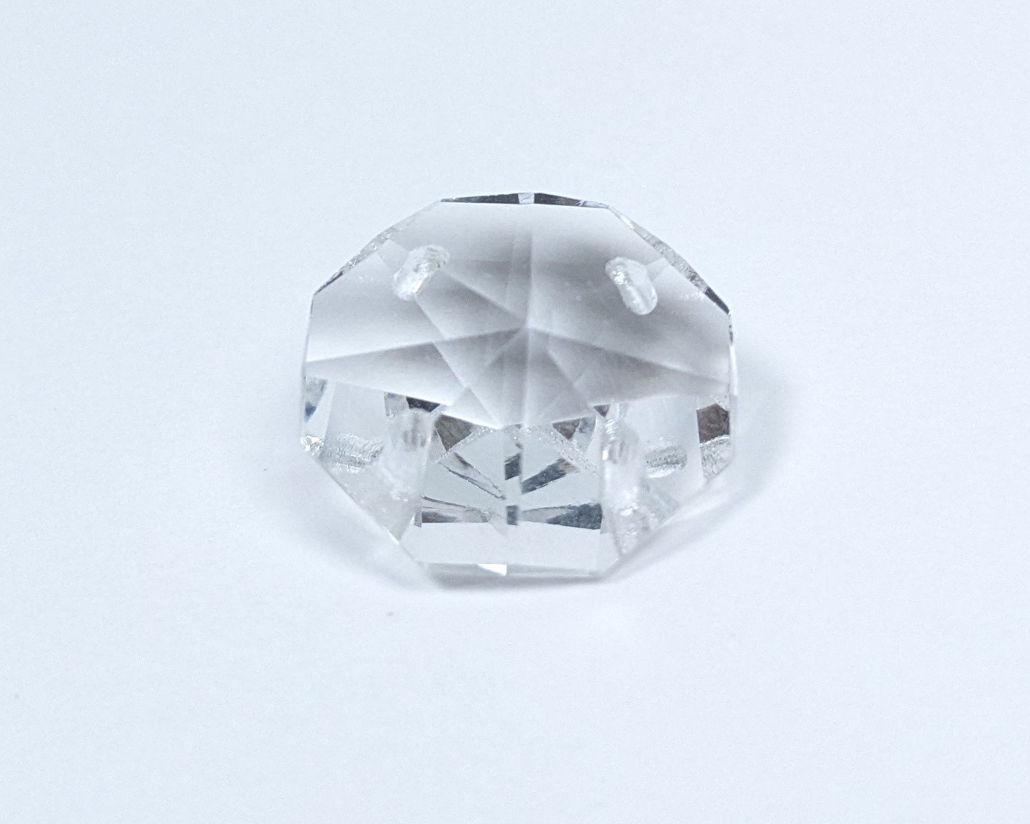 8 kantet Krystal prisme. Til lysekrone. 18mmH. 24 sider. 4 huls. Stjerne. 1950 Swarovski. NY