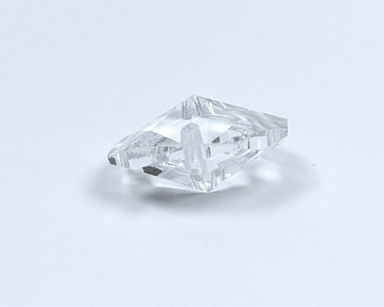8 kantet Krystal prisme. Til lysekrone. 18mmH. 24 sider. 4 huls. Stjerne. 1950 Swarovski. NY