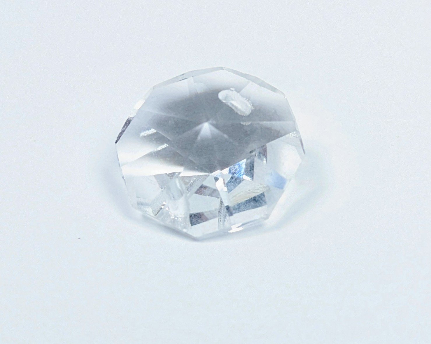 8 kantet Krystal prisme. Til lysekrone. 16mmH. 24 sider. 2 huls. Stjerne. 1950 Swarovski. NY