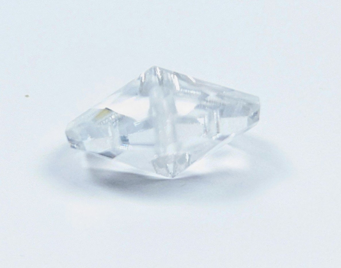 8 kantet Krystal prisme. Til lysekrone. 16mmH. 24 sider. 2 huls. Stjerne. 1950 Swarovski. NY