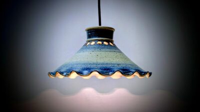Skøn dansk håndlavet keramik køkken lampe 1970. Ø25. Blå glasering. Nyt el.
