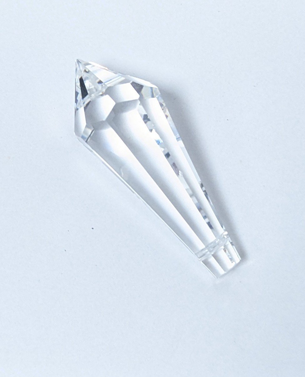 Krystal pig isperle prisme. Til lysekrone. 37mmH. 17 sider. 1 huls. Stjerne. 1950 Swarovski. NY