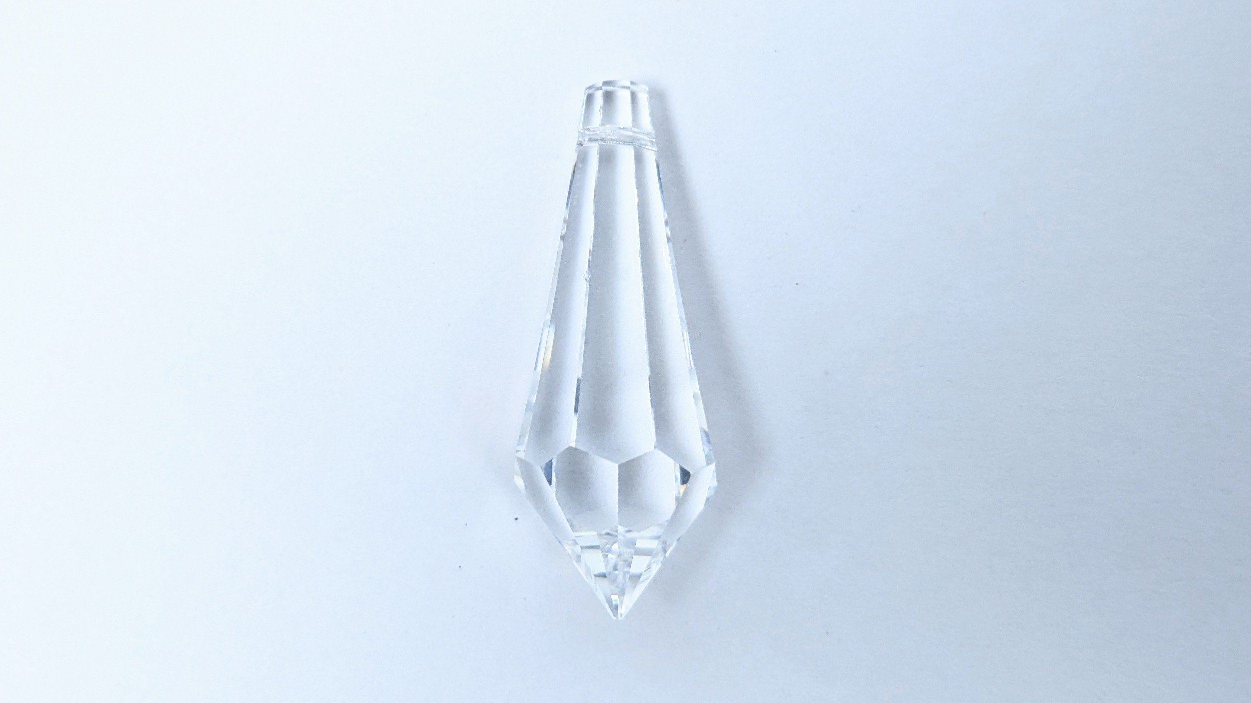 Krystal pig isperle prisme. Til lysekrone. 37mmH. 17 sider. 1 huls. Stjerne. 1950 Swarovski. NY