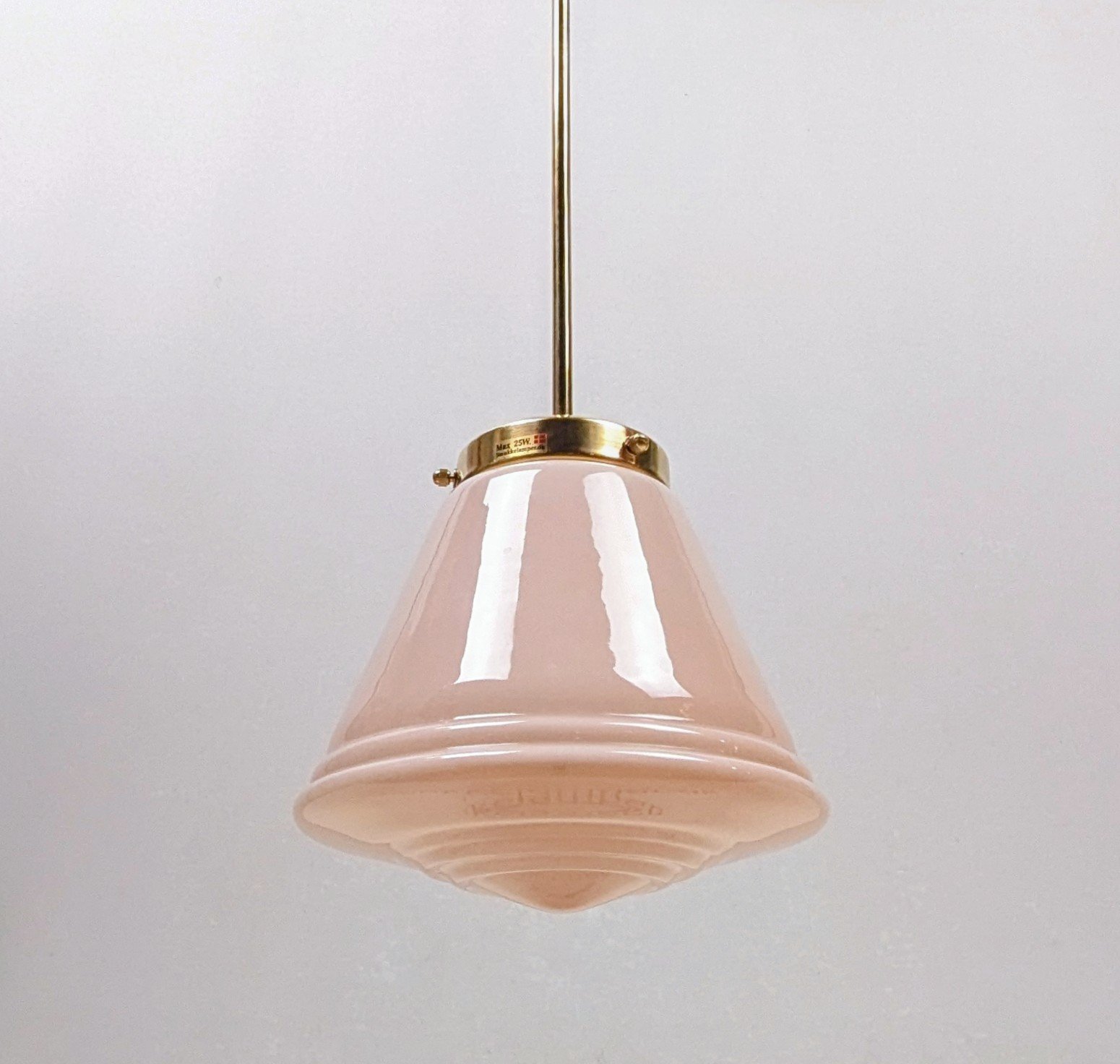 Skøn rosa entre kuglependel fra 1930. Professionelt restaureret. Ø22. 65 cm fast nedhæng.