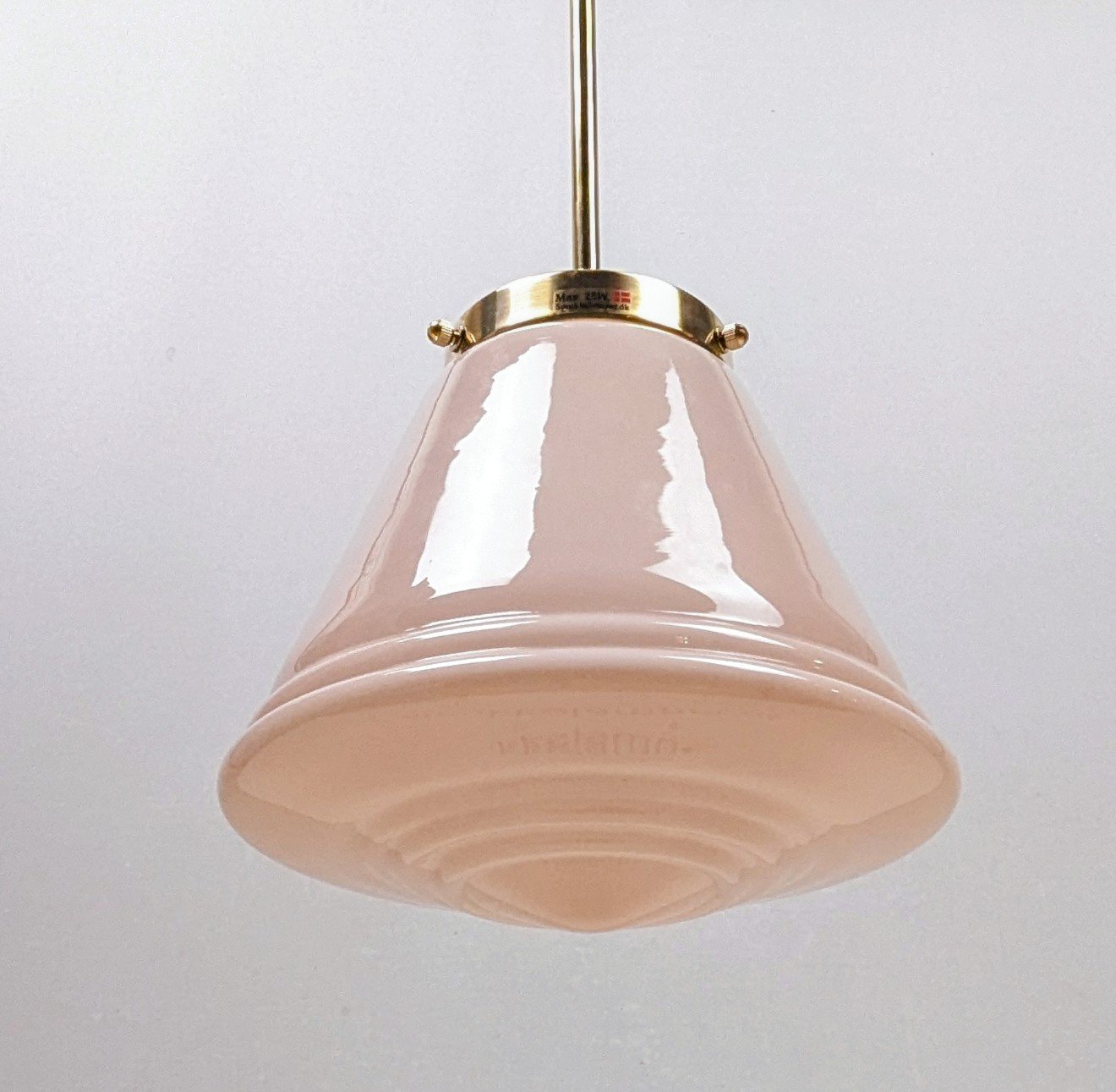 Skøn rosa entre kuglependel fra 1930. Professionelt restaureret. Ø22. 65 cm fast nedhæng.
